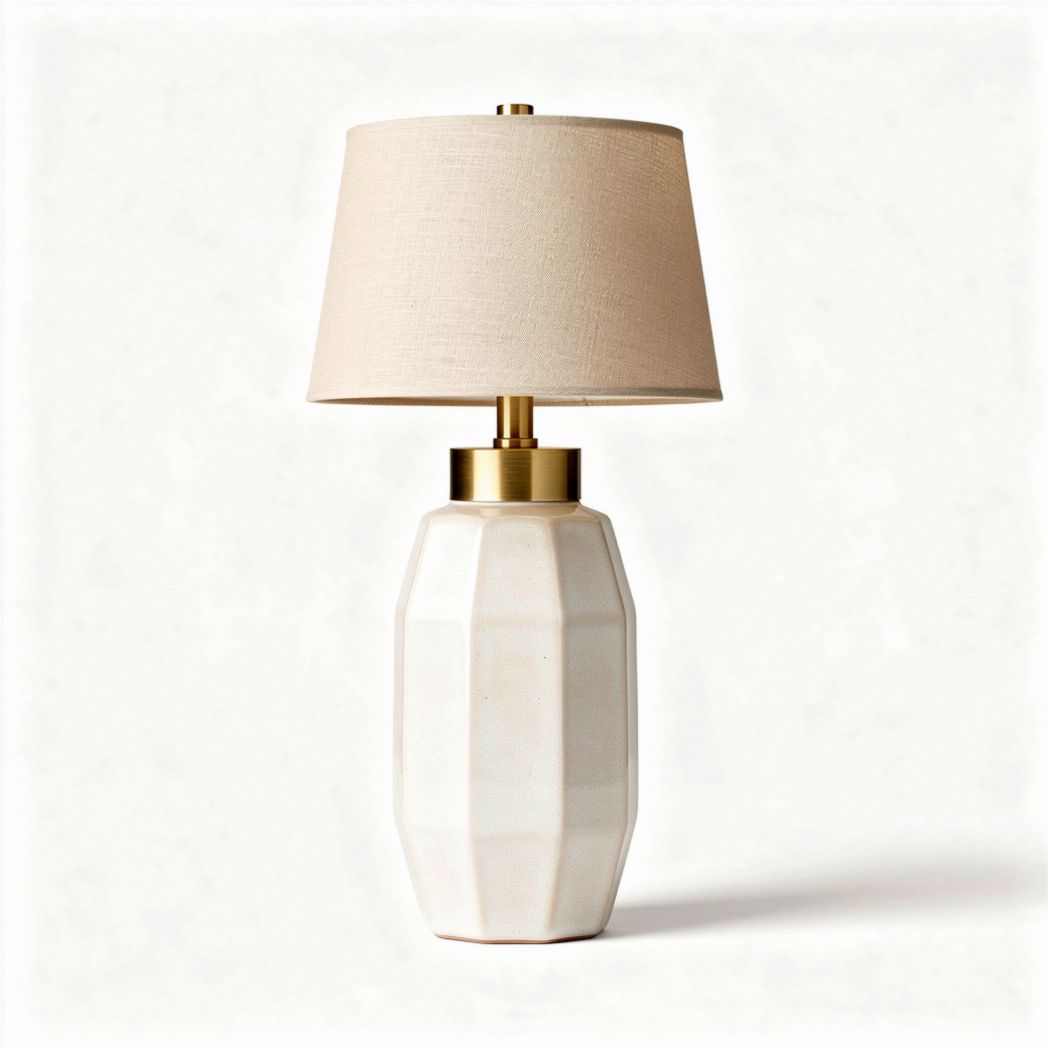 Tischlampe aus keramik mit lampenschirm aus stoff in beige 30 x 30 x 60cm